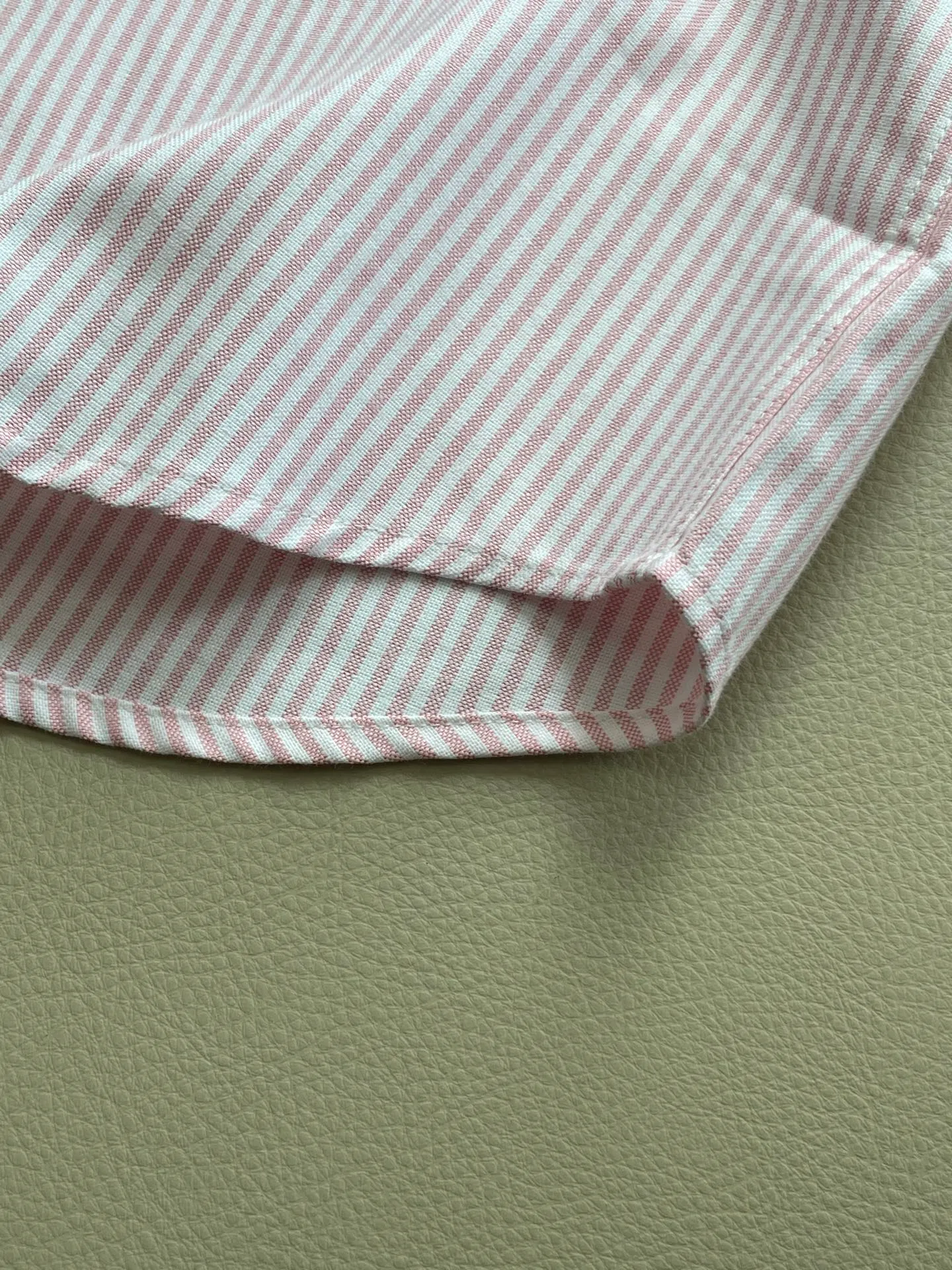 P220 🌸🌸🌸 POLO Ralph Lauren [High Quality] Classic shirt! The classic casual shirt made of pure cotton Oxford cloth has a unique design. It has a simple, clean and classic silhouette design. It is a versatile style that can be switched at will. The fabric feels soft and delicate, highly breathable, and is close to the skin and comfortable to wear. It can be worn alone as an inner layer. Its versatile performance is beyond your imagination! The upper body of the ready-to-wear is simple and classic yet elegant! Size:M-XXL